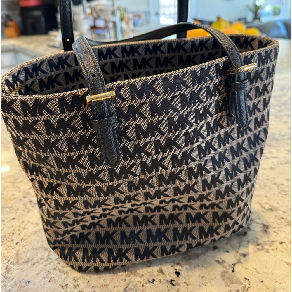 Michael Kors handbag with original MK branding and material 9L, 12L, 6w